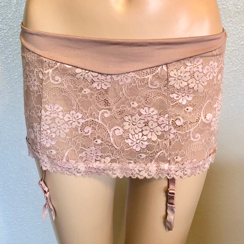 🔥🔥💖Victoria’s Secret Garter Skirt